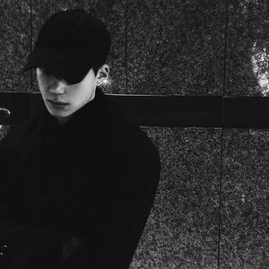 沟厕全景偷拍美女撒尿
