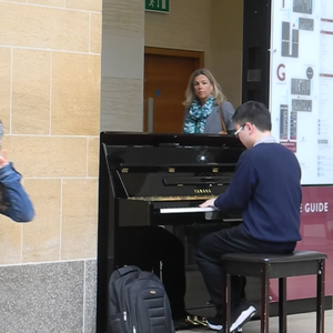 沟厕全景偷拍美女撒尿
