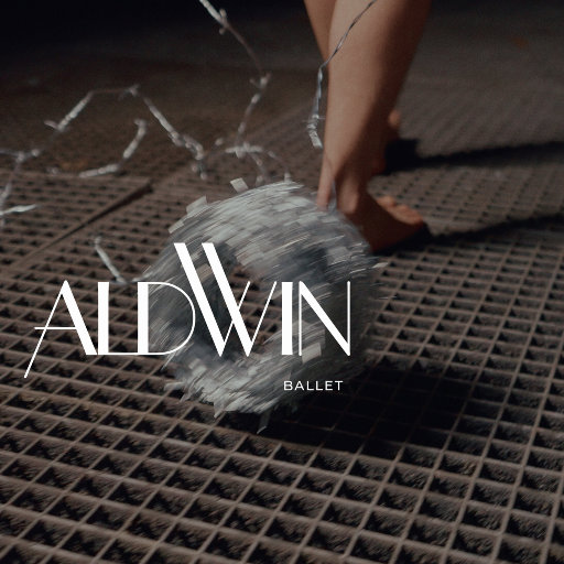 沟厕全景偷拍美女撒尿
